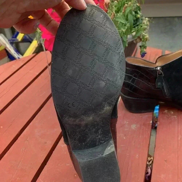 Vionic Marissa Black Leather Short Zip Up Boots 8.5  Wide - Picture 7 of 8